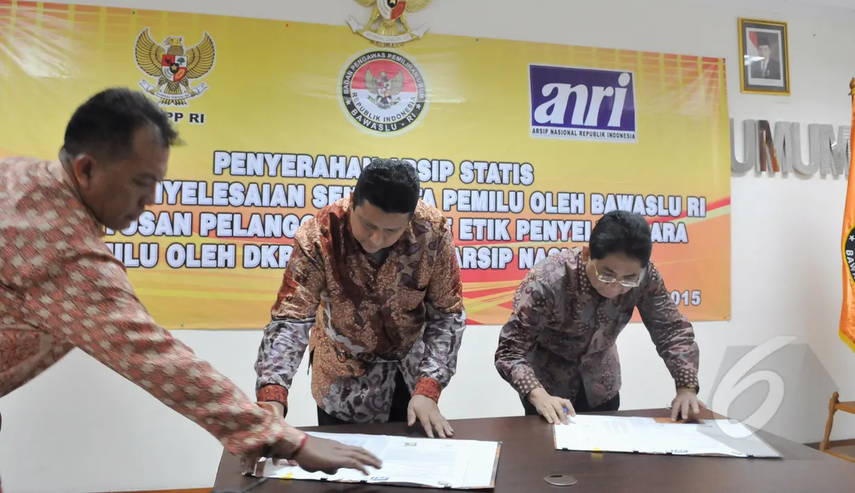 Ketua Bawaslu, Muhammad (kiri) bersama Kepala ANRI Mustari Irawan (kanan), menandatangani berita acara penyerahan arsip statis penyelesaian sengketa pemilu di Kantor Bawaslu, Jakarta, Jum'at (8/5/2015). (Liputan6.com/Andrian M Tunay)