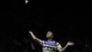 Tunggal putra Indonesia, Anthony Ginting, mengembalikan kok saat melawan Lu Guang Zu pada Blibli Indonesia Open 2019 di Istora Senayan, Jakarta, Selasa (16/7). Ginting menang 20-22, 23-21 dan 21-18. (Bola.com/Vitalis Yogi Trisna)