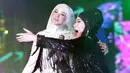 <p>Mulan Jameela (kiri) bersama Elvy Sukaesih saat tampil pada konser bertajuk Pesta Rakyat 30 Years of Careers Dewa 19 di Jakarta International Stadium, Jakarta, Sabtu (4/2/2023). Mulan Jameela duet bareng Elvy Sukaesih dengan menyanyikan lagu "Bimbang." (Fimela.com/Bambang E. Purnama)</p>