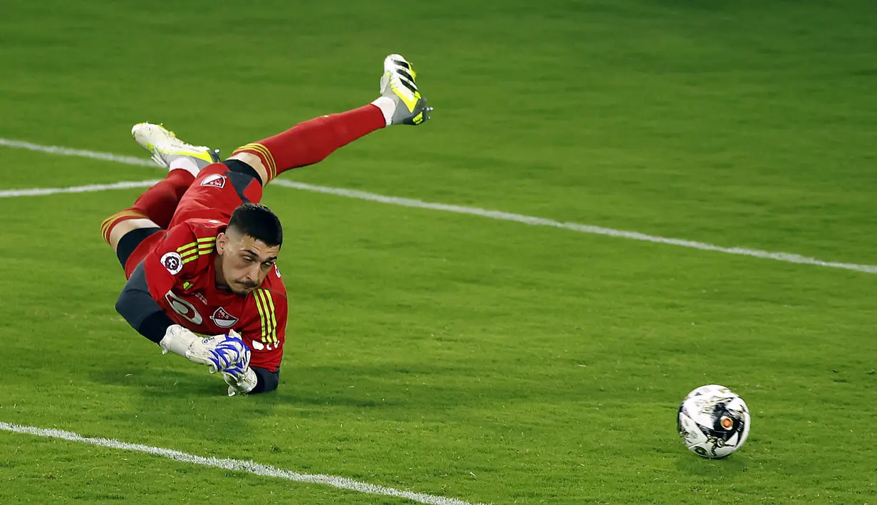 Kiper MLS-All Stars, Djordje Petrovic, berhasil menghalau bola saat pertandingan melawan Arsenal yang berlangsung di Audi Field, Washington (19/7/2023). (AFP/ Getty Images/Tasos Katopodis)