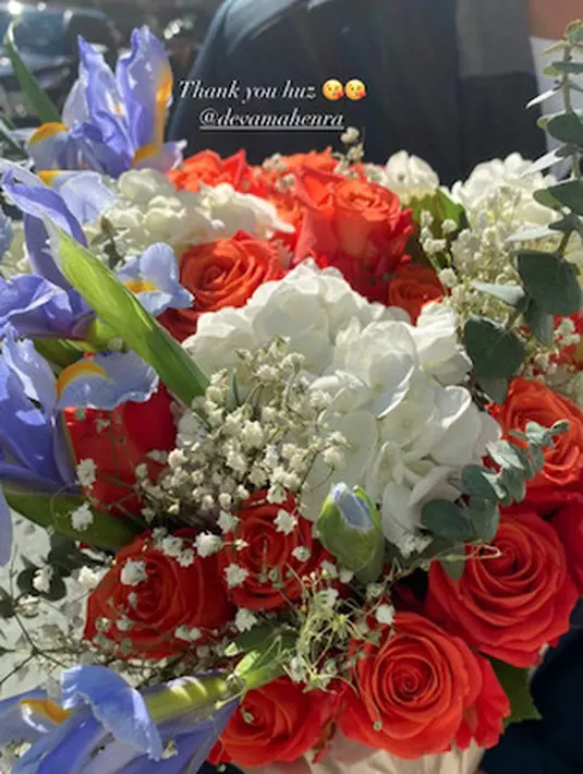 Mikha juga memamerkan sebuket bunga mawar merah pemberian sang suami. Oh so sweet. [@miktambayong]