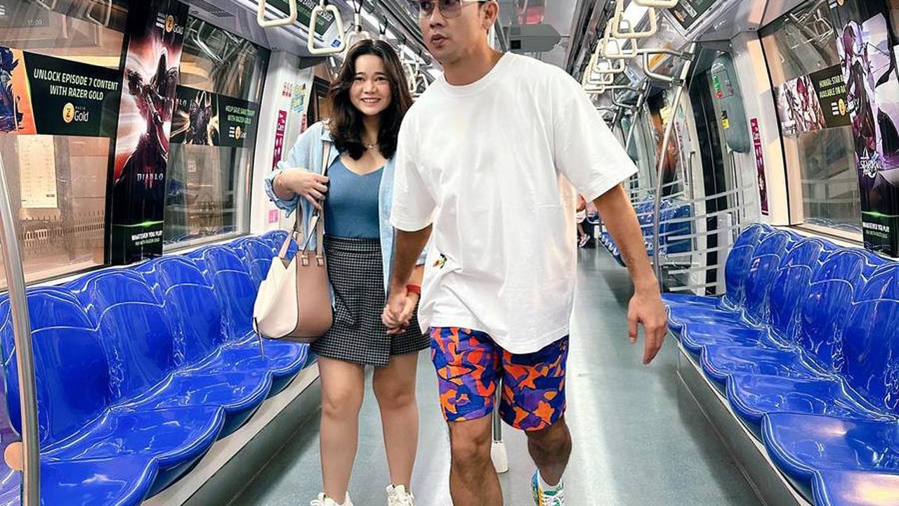 "Persiapan, kemarin akhirnya kita pergi belanja-belanja baju bayi. Ternyata banyak baju bayi," tambahnya.