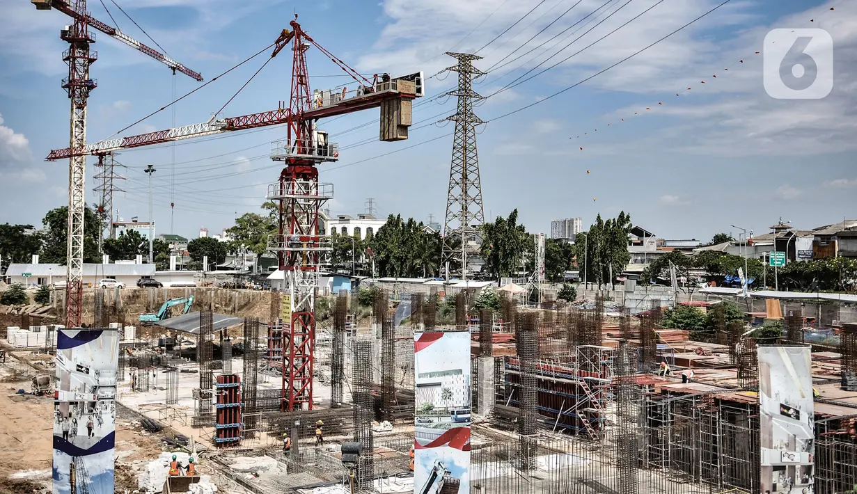 Aktivitas pekerja saat menyelesaikan proyek pembangunan Pasar Senen Blok I dan II, Jakarta, Minggu (15/11/2020). Pembangunan gedung pasar yang berada di lahan seluas 69.600 meter persegi itu terus dikebut setelah sebelumnya ludes akibat kebakaran pada 2017. (merdeka.com/Iqbal S Nugroho)