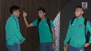 Pemain Timnas Indonesia, Bayu Pradana (tengah) berbincang dengan Hanif Abdurrauf Sjahbandi jelang keberangkatan, Tangerang, Banten, Senin (5/6). Indonesia akan melakoni laga uji coba melawan Kamboja, 8 Juni mendatang. (Liputan6.com/Helmi Fithriansyah)