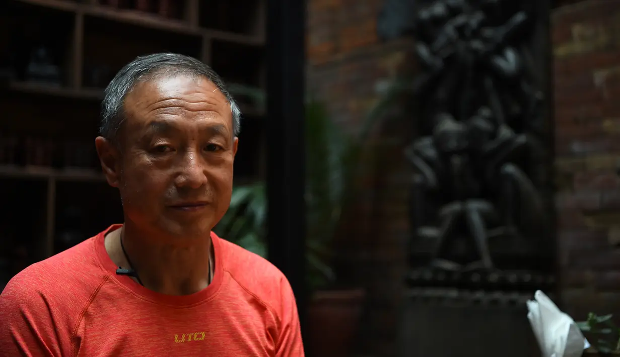 Foto pada 4 April 2018 memperlihatkan pendaki difabel asal China, Xia Boyu selama wawancara di Bhaktapur, Kathmandu. Dalam usianya yang ke-69, Xia menuntaskan usaha kelimanya untuk mencapai puncak gunung bertinggi 8.848 meter itu. (AFP/PRAKASH MATHEMA)
