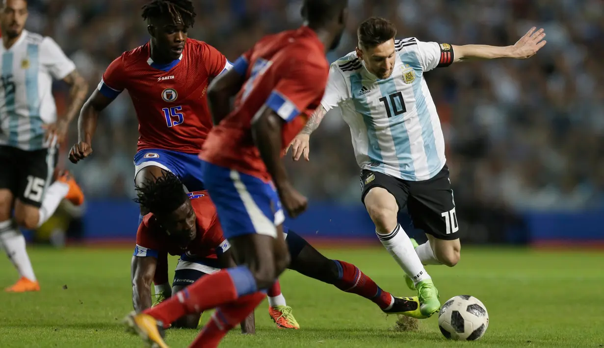 Penyerang Argentina Lionel Messi menggiring bola melewati pemain Haiti saat pertandingan persahabatan di stadion Bombonera di Buenos Aires (29/5). Argentina menang telak 4-0 atas Haiti. (AP / Natacha Pisarenko)