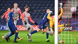 Bek Atletico Madrid, Mario Hermoso, saat mencetak gol ke gawang RB Salzburg pada laga lanjutan Grup A Liga Champions di Red Bull Arena, Kamis (10/12/2020) dini hari WIB. Atletico Madrid menang 2-0 atas RB Salzburg. (AFP/Joe Klamar)