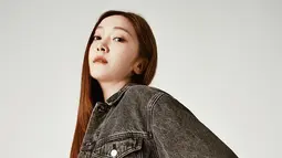 Dalam foto-foto tersebut, Jessica Jung terlihat hanya mengenakan celana hitam dan jaket denim, memperlihatkan celana dalam yang ia kenakan. (FOTO: instagram.com/jessica.syj/)