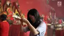 Warga keturunan Tionghoa bersembahyang di Vihara Dharma Bhakti, Petak Sembilan, Jakarta, Jumat (16/2). Perayaan Imlek 2569 tidak hanya dilakukan untuk berkumpul dan makan bersama, tetapi juga diisi dengan sembahyang di Vihara (Liputan6.com/Arya Manggala)