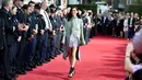 Aktris Jennifer Connelly berjalan menghadiri pemutaran perdana "Only The Brave" di Los Angeles, California, AS, (8/10). Mengenakan celana pendek aktris 46 tahun ini jadi pusat perhatian para polisi yang hadir. (Alberto E. Rodriguez/Getty Images/AFP)