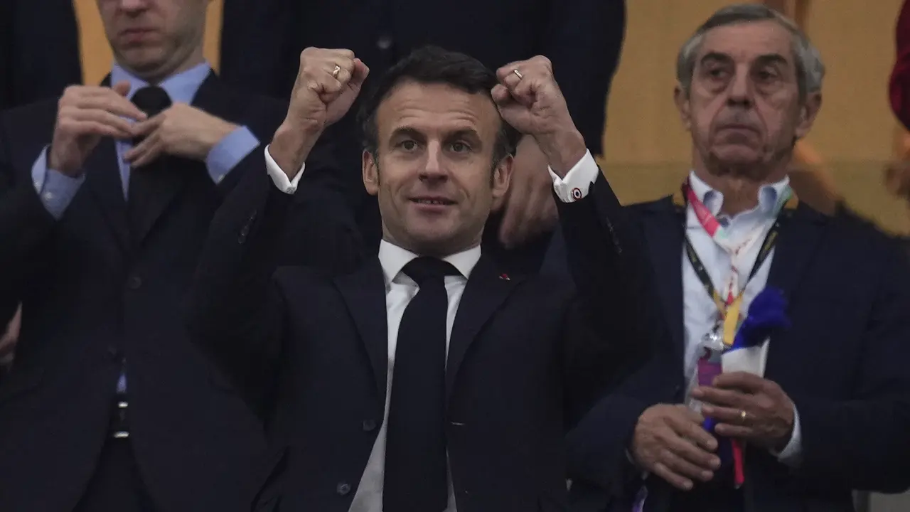 Presiden Prancis Emmanuel Macron di Al Bayt Stadium, Qatar, Rabu (14/12/2022). (Dok. AP Photo/Manu Fernandez)