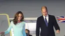 Pangeran William dan Kate Middleton tiba di Pangkalan Udara Nur Khan, Islamabad, Senin (14/10/2019). Kate memakai gaun bergaya shalwar kameezsebutan baju tradisional Pakistan,  sebagai penghormatannya untuk negara muslim tersebut. (Pakistan Foreign Ministry/AFP)
