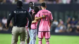 Seorang gadis memasuki lapangan untuk berswafoto dengan Lionel Messi pada laga lanjutan Major League Soccer (MLS) antara Inter Miami melawan Colorado Rapids di Fort Lauderdale, Florida, Amerika Serikat, Minggu (07/04/2024) WIB. (AFP/Megan Briggs)