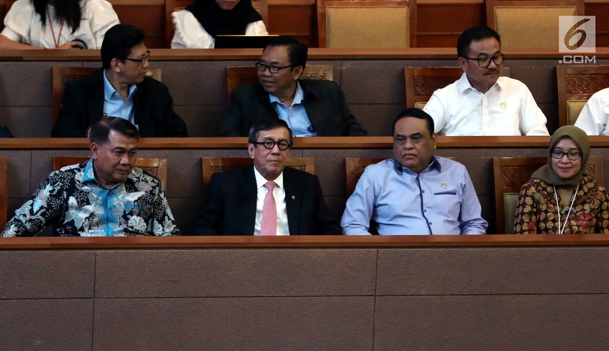 Menkumham Yasonna Laoly serta Menpan RB, Syafruddin menghadiri sidang paripurna ke-9 Masa Persidangan I 2019-2020 di Kompleks Parlemen, Senayan, Selasa (17/9/2019). Rapat Paripurna DPR menyetujui Revisi Undang-Undang Nomor 30 Tahun 2002 tentang KPK. (Liputan6.com/Johan Tallo)