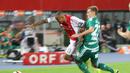 Bek Ajax, Kenny Tete yang juga keturunan Indonesia mencoba melewati pemain Rapid Vienna, Stefan Stangl. (Bola.com/Reza Khomaini)