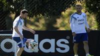 Lionel Messi dan Mascherano di sesi latihan jelang Belanda (JUAN MABROMATA / AFP)