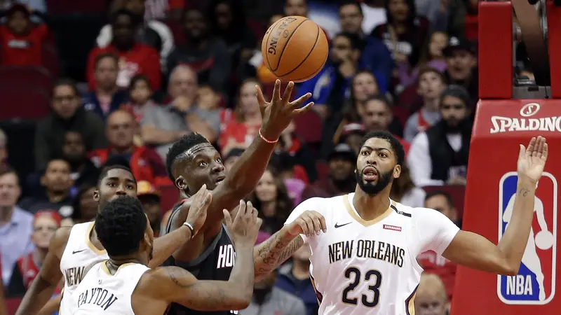 Anthony Davis (23) mengadang pemain Rockets Clint Capela pada laga NBA