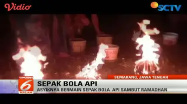 Sejumlah mahasiswa di Semarang, Jawa Tengah bermain sepak bola api menggunakan buah kelapa