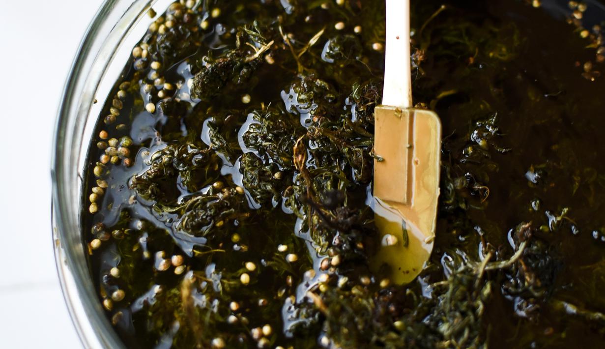 Proses pembuatan ekstrak ganja di laboratorium, Toez, Cauca,Kolombia, (13/7). Wanita Kolombia, terutama warga lokal meyakini ekstrak ganja dapat membantu meningkatkan seksualitas mereka. (LUIS ROBAYO / AFP)
