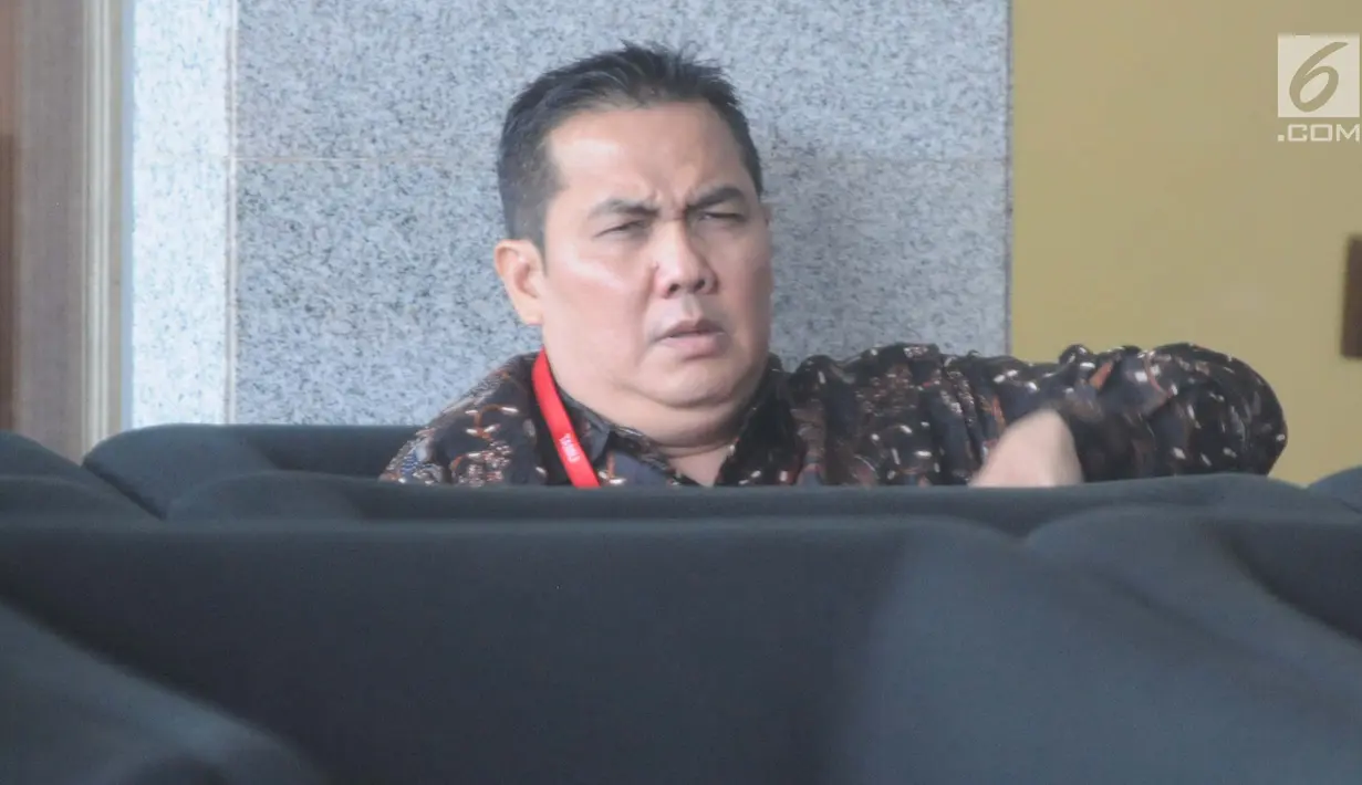 Anggota DPR Fraksi PKB, Helmy Faishal Zaini berada di ruang tunggu gedung KPK untuk menjalani pemeriksaan, Jakarta, Senin (30/9/2019). Helmy Faishal Zaini diperiksa sebagai saksi kasus dugaan penerimaan hadiah terkait proyek di Kementerian PUPR Tahun Anggaran 2016. (merdeka.com/Dwi Narwoko)