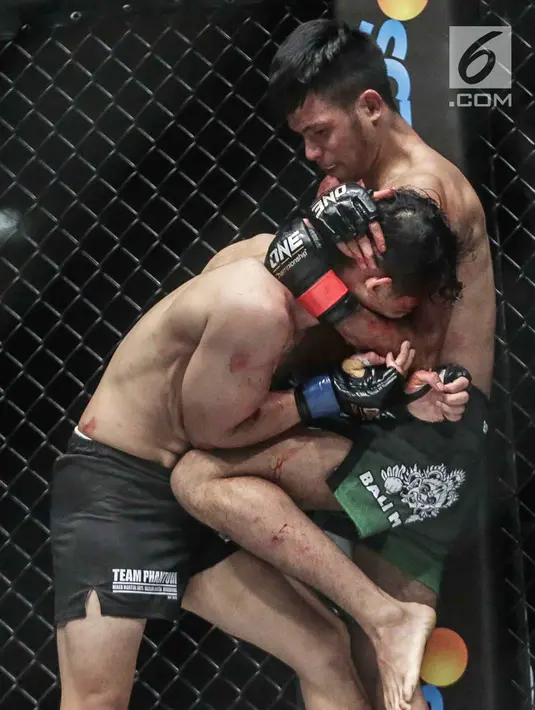 Dua petarung Indonesia, Rizki Umar (kanan) dan petarung Arnol Batubara (kiri) saat berlaga pada partai pertama dalam One Championship di Jakarta, Sabtu (20/1). Rizki Umar menang pada partai pertama One Championship. (Liputan6.com/Faizal Fanani)