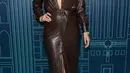 Hollywood "It Girl" Blake Lively tampil mengesankan dengan mantel kulit coklat, heels Christian Louboutin, dan beberapa potong perhiasan. [Twitter/21metgala].