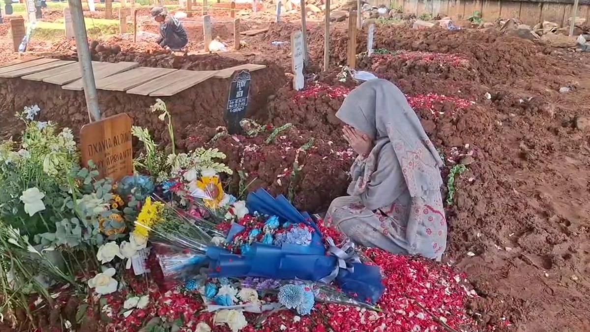 Ria Ricis Ziarah ke Makam Vidi Aldiano, Kenang Almarhum yang Selalu Menyemangati