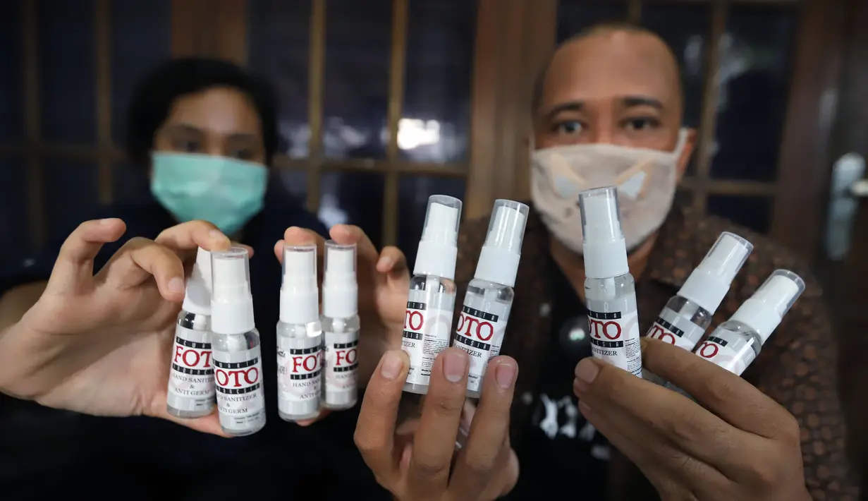 Ketua Pewarta Foto Indonesia (PFI) Reno Esnir (kanan) menunjukkan hand sanitizer untuk dibagikan kepada jurnalis foto di Jakarta, Jumat (20/3/2020). Langkah ini juga merupakan salah satu komitmen PFI untuk dapat melindungi anggotanya dari virus corona COVID-19. (Foto: Dok. Pewarta Foto Indonesia)
