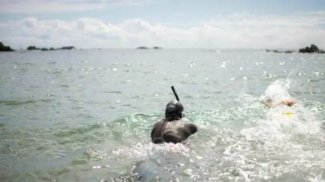 Misinya berenang melewati Samudera Pasifik sekaligus ingin meneliti sampah di perairan tersebut.