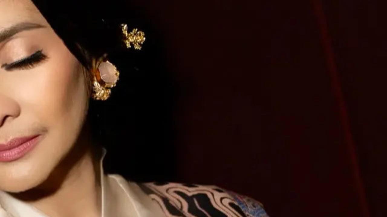 Foto Detail Kebaya Maudy Koesnaedi saat Gala Premier Film Believe, Tampil Penuh Pesona