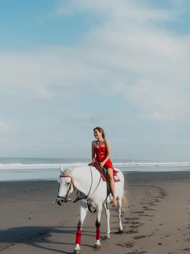 Berkuda di Pinggir Pantai