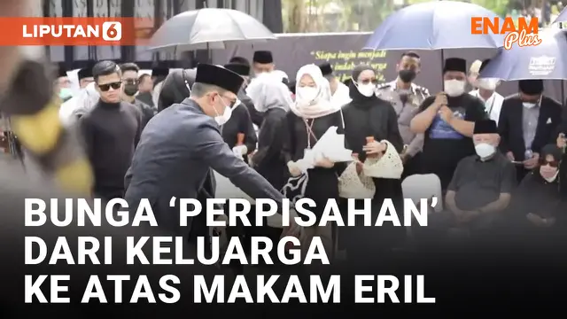 Ridwan Kamil dan Keluarga Taburkan Bunga ke Atas Makam Eril