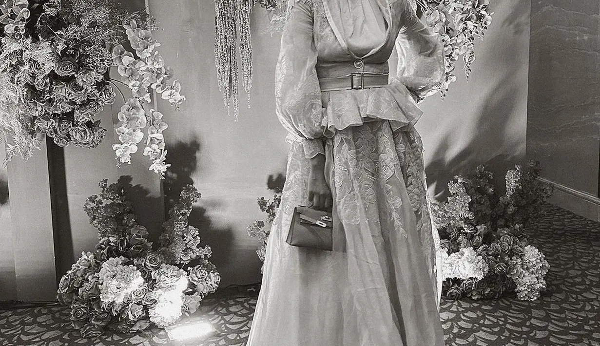 Paula Verhoeven tampil bak princess kenakan two piece gown dengan detail embroidery [@paulaverhoeven]