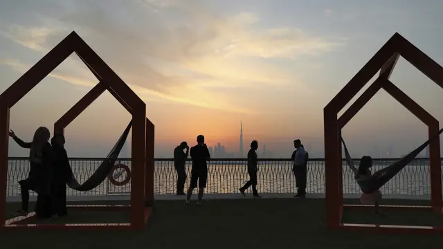 Menikmati Cakrawala Kota Dubai dengan Latar Gedung Burj Khalifa