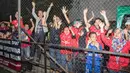 Sorak-sorai penonton memberikan semangat kepada para anak-anak yang sedang bertanding. (Bola.com/Vitalis Yogi Trisna)
