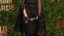 Margot Robbie mengenakan Prada khusus yang merujuk pada barbie ilmu hitam tahun 1964 di Penghargaan Gotham Tahunan ke-33. [@lislopees]