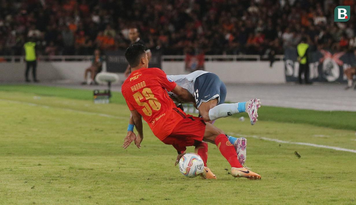 Pemain Persija Jakarta, Rayhan Hannan berebut bola dengan pemain Persita Tangerang, Muhammad Toha, pada laga pekan ke-21 BRI Liga 1 di Stadion Utama Gelora Bung Karno (SUGBK), Jakarta Pusat, Minggu (3/12/2023). (Bola.com/M Iqbal Ichsan)