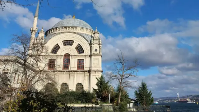 Masjid Dolmabahçe di Istambul Turki yang megah