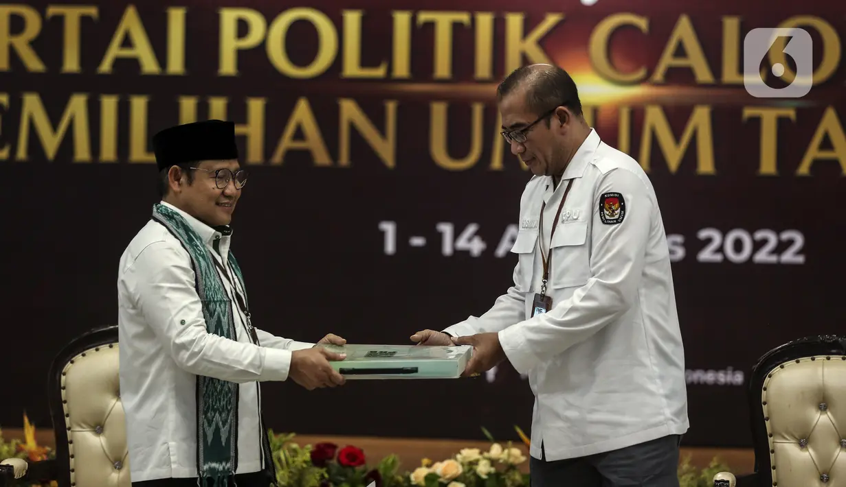 Ketua Umum Partai Kebangkitan Bangsa (PKB) Muhaimin Iskandar atau Cak Imin (kiri) menyerahkan berkas saat mendaftarkan partai politiknya sebagai calon peserta Pemilu 2024 di Kantor KPU, Jakarta, Senin (8/8/2022). Pada hari kedelapan ini, KPU menerima pendaftaran empat partai politik di antaranya Partai Republiku Indonesia, Partai Hati Nurani Rakyat (Hanura), Partai Gerindra, dan Partai Kebangkitan Bangsa (PKB). (Liputan6.com/Johan Tallo)
