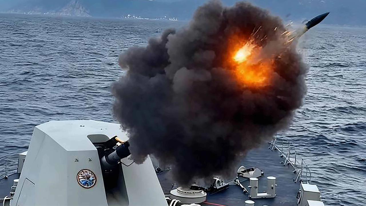 FOTO: Prajurit TNI AL Uji Meriam 127 MM KRI Prabu Siliwangi 321