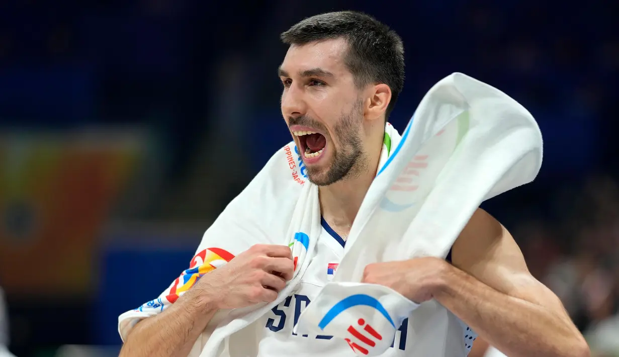 Pebasket timnas Serbia, Ognjen Dobric berteriak saat pertandingan semifinal Piala Dunia Bola Basket melawan Kanada di Manila, Filipina, Jumat, 8 September 2023. (AP Photo/Aaron Favila)