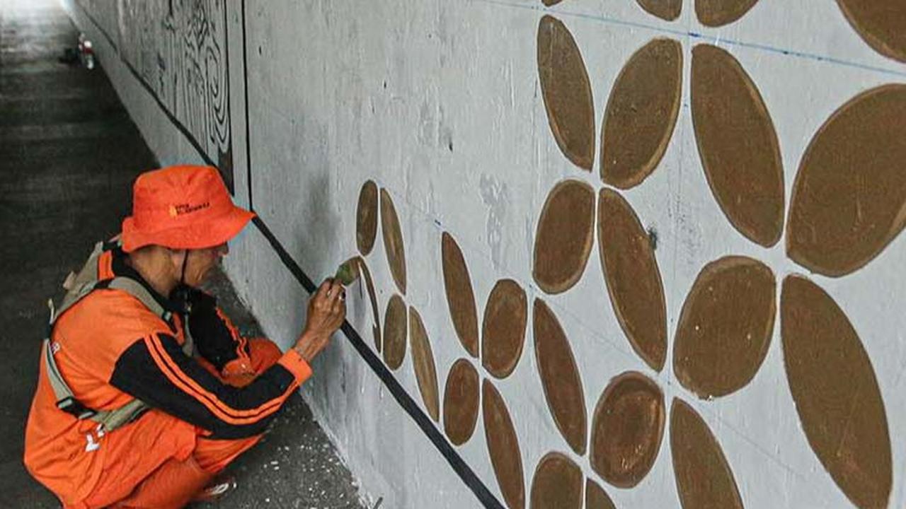 Dalam pengerjaannya, pasukan oranye ini saling berbagi tugas. Ada yang membuat mural, ada juga yang menggambar motif.