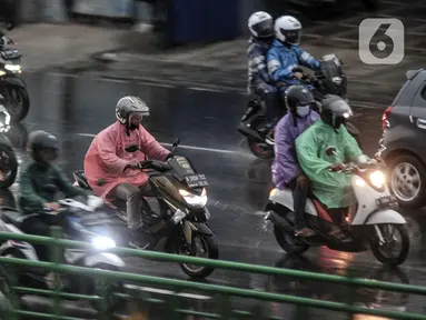 Pengendara sepeda motor melintas saat hujan mengguyur Jakarta, Senin (26/10/2020). BPBD DKI Jakarta mengeluarkan peringatan dini cuaca berupa potensi terjadinya hujan lebat disertai petir dan angin kencang dampak dari siklon tropis Molave hingga 27 Oktober 2020. (merdeka.com/Iqbal S. Nugroho)