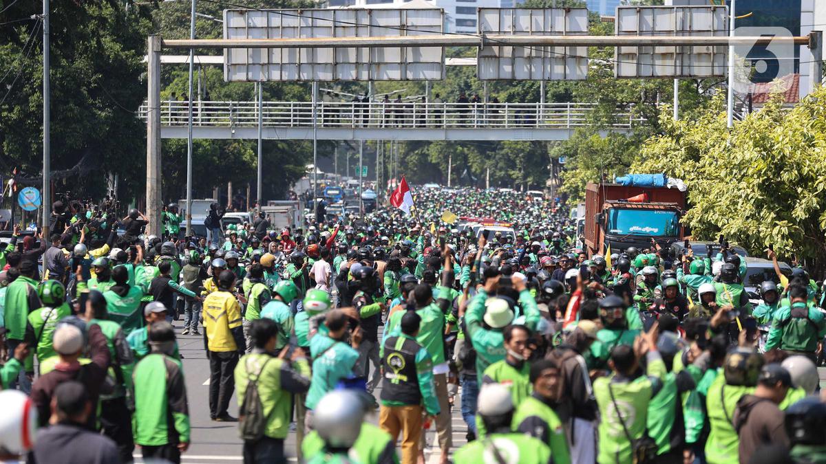 Ribuan Ojol Iringi Pemakaman Affan Kurniawan di TPU Karet Bivak