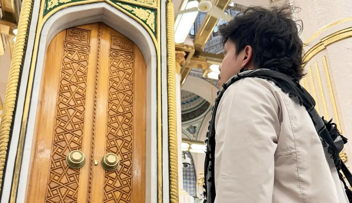 Di salah satu kolase foto memperlihatkan pasangan ini kompak mengenakan outfit bernuansa kecokelatan yang serasi. Atta Halilintar menambahkan kafiyeh berwarna hitam-putih. [Foto: Instagram/attahalilintar]