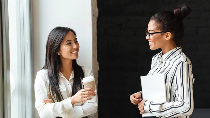 Dua Wanita Sedang Berbicara