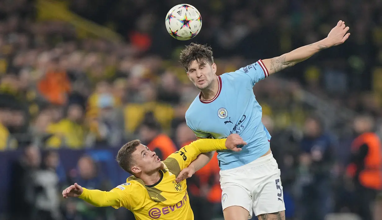 Bek Manchester City John Stones menyundul bola melewati gelandang Borussia Dortmund Thorgan Hazard pada matchday 5 Grup G Liga Champions 2022/2023 di Signal Iduna Park, Rabu (26/10/2022) dini hari WIB. Sementara itu Dortmund ada di peringkat kedua dengan koleksi delapan angka dari jumlah pertandingan yang sama. (AP Photo/Martin Meissner)