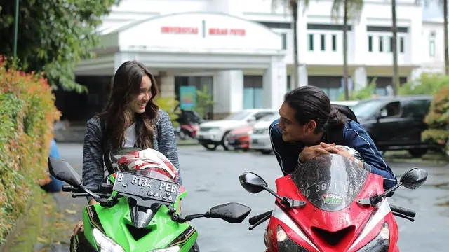 Totalitas Dalam Berakting, Ini 6 Potret Yasmin Napper saat Naik Motor Gede