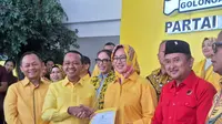 Partai Golkar resmi memberikan surat rekomendasi kepada Airin Rachmi Diany dan Ade Sumardi untuk maju Pemilihan Gubernur (Pilgub) Banten 2024.&nbsp;Ketua Umum Partai Golkar Bahlil Lahadalia menyerahkan surat rekomendasi kepada Airin-Ade di Kantor DPP Partai Golkar Jakarta, Selasa (27/8/2024). (Liputan6.com/Lizsa Egaham)