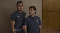 Luis Milla didampingi penerjemahnya Bayu Eka tampak kecewa menunggu acara jumpa pers yang tidak tepat waktu. (Bola.com/Vitalis Yogi Trisna)